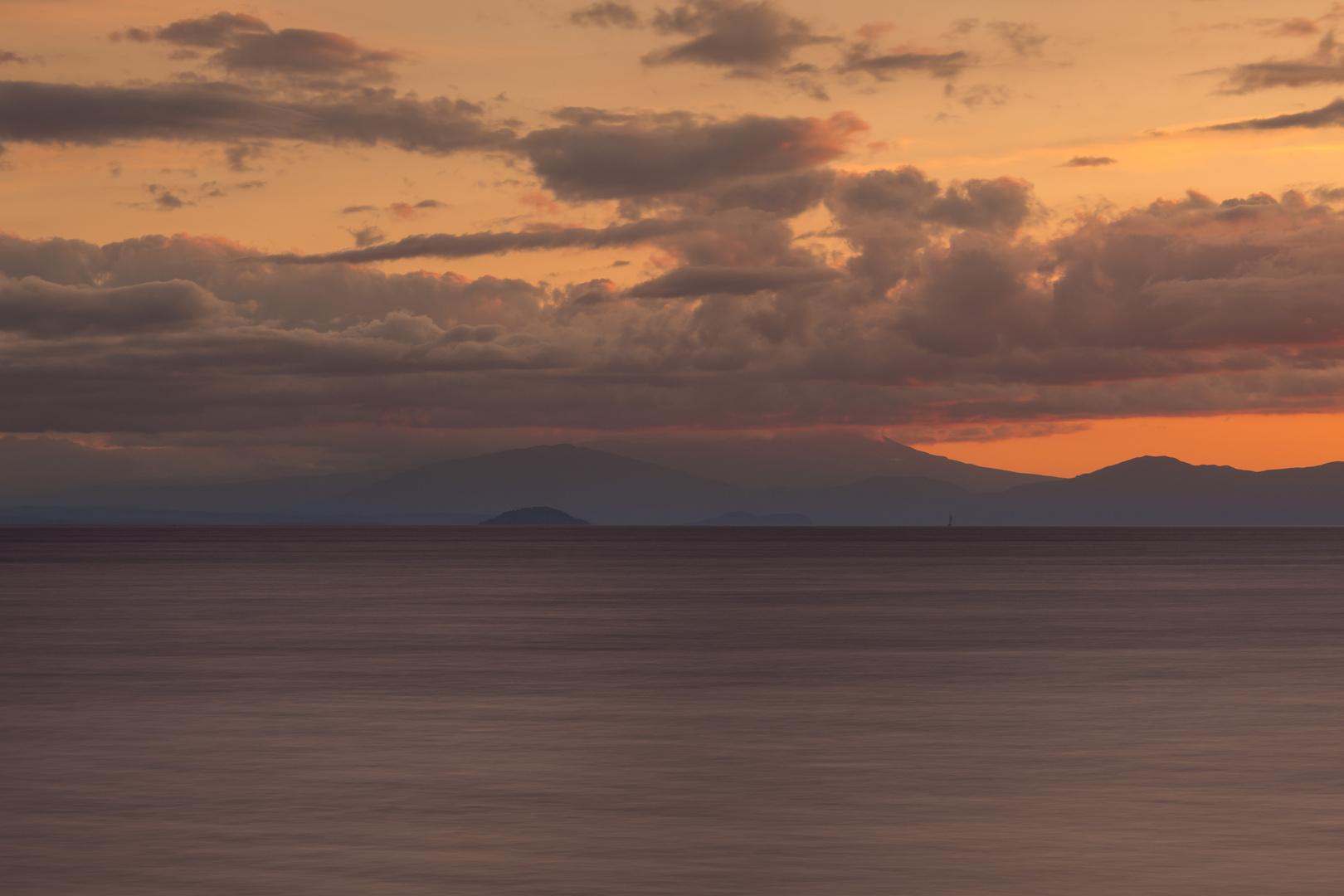 Lake Taupo mit Blick auf die Vulkane des Tongariro Nationalparks (Neuseeland)