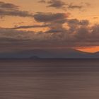 Lake Taupo mit Blick auf die Vulkane des Tongariro Nationalparks (Neuseeland)