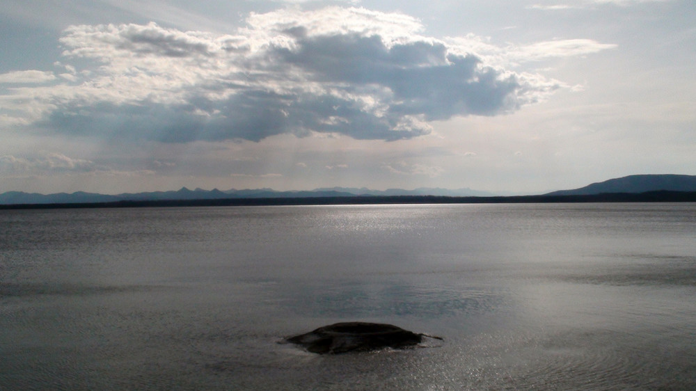 Lake Yellowstone mit Vulkan und schlechtem (?!?) Wetter