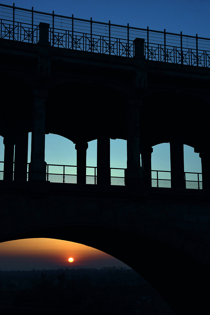 L'alba da sotto il Viadotto Soleri