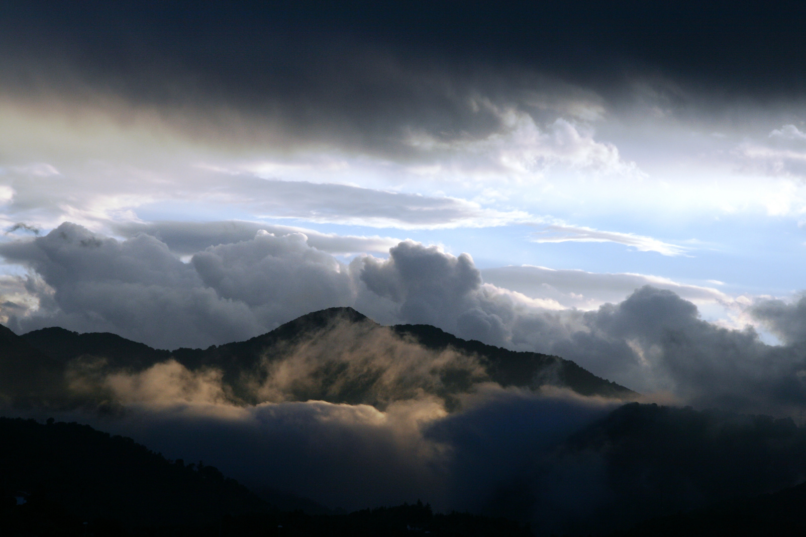 L'Alba Fra Monti Nubi, e Nebbia