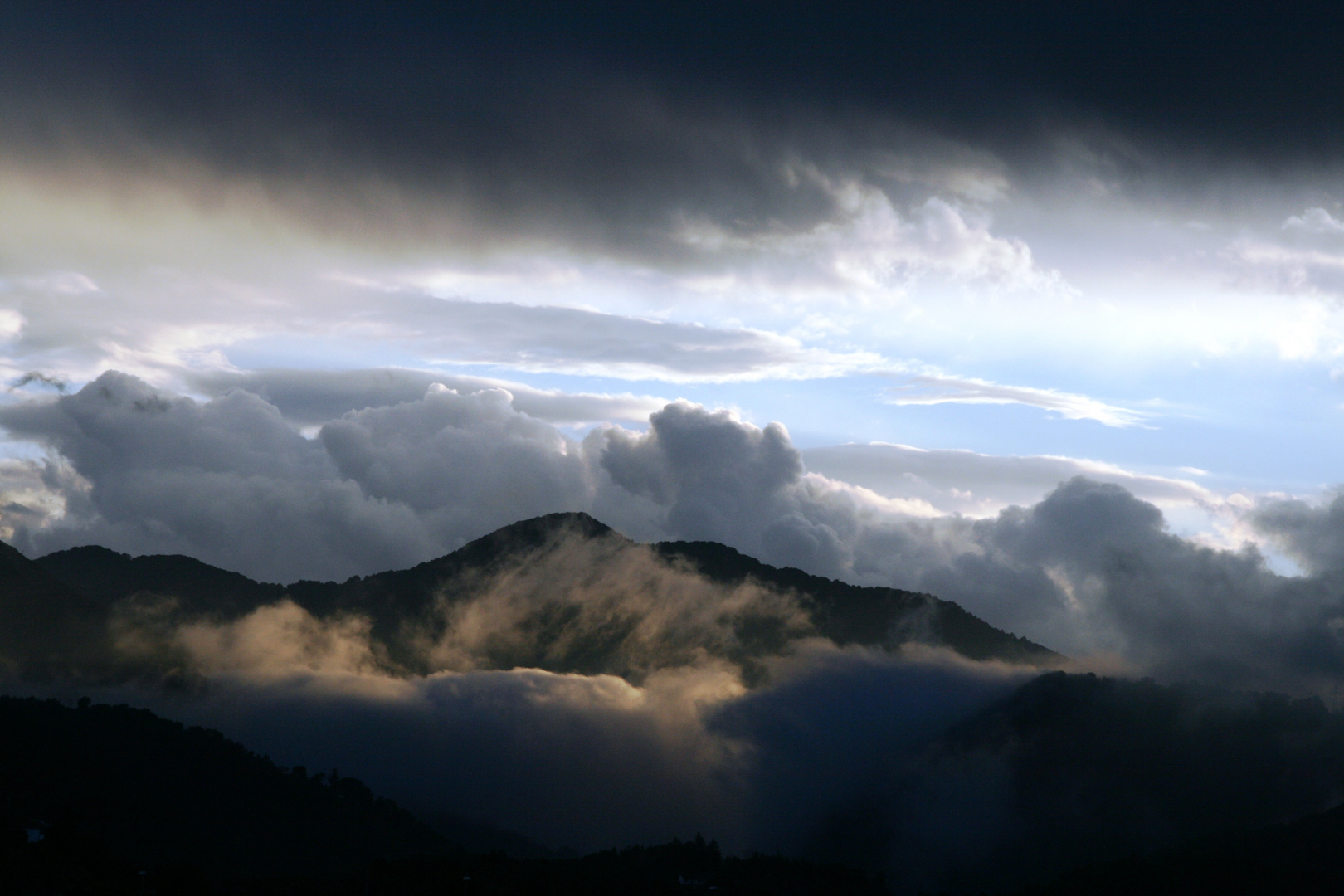 L Alba Fra Monti Nubi E Nebbia Foto Bild Paesaggi Albe E Tramonti Natura Bilder Auf Fotocommunity