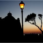 L'albero, la chiesa e il lampione