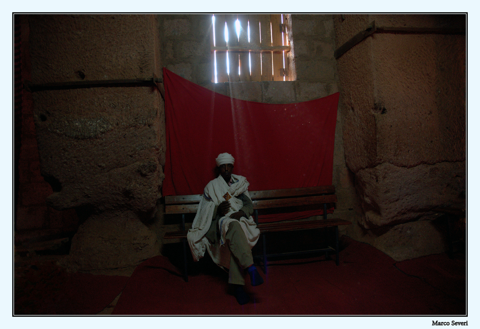 Lalibela - Vecchio prete all'interno di una chiesa