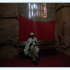 Lalibela - Vecchio prete all'interno di una chiesa