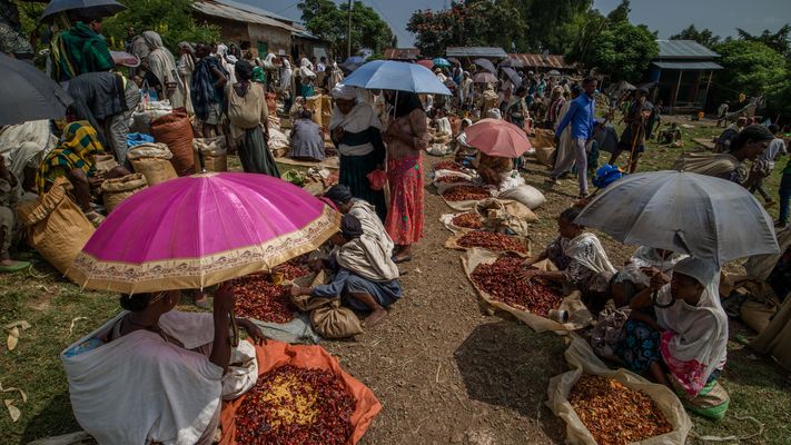 L'allée des piments sur un marché de campagne.