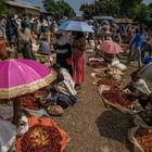 L'allée des piments sur un marché de campagne.