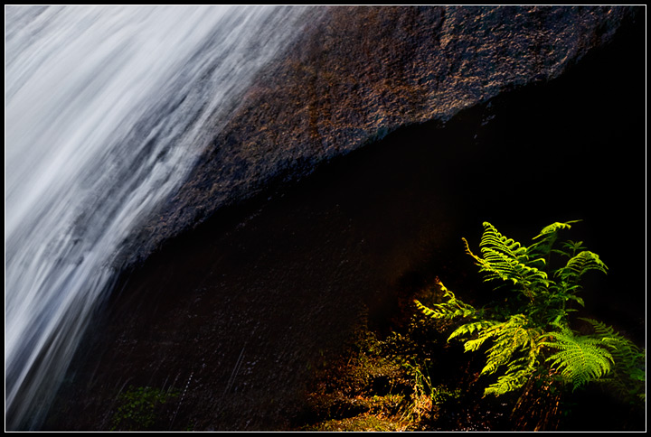 Lama di luce sulla cascata