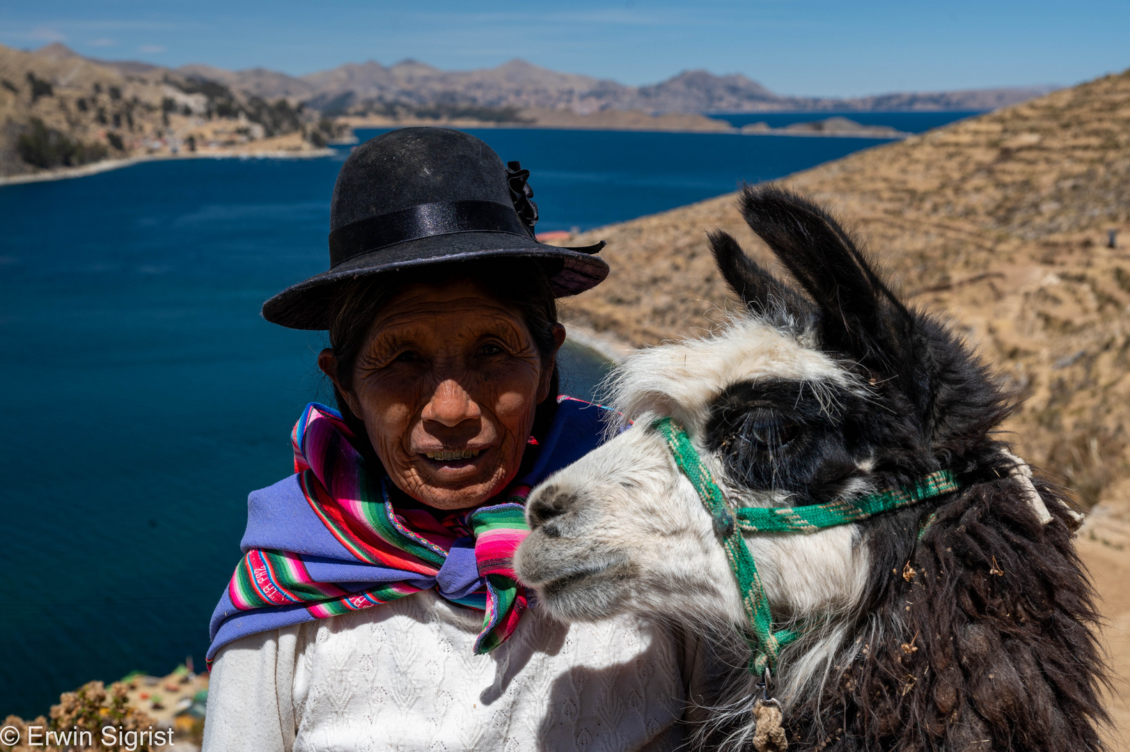 Lama mit Besitzerin - Titicacasee - Bolivien