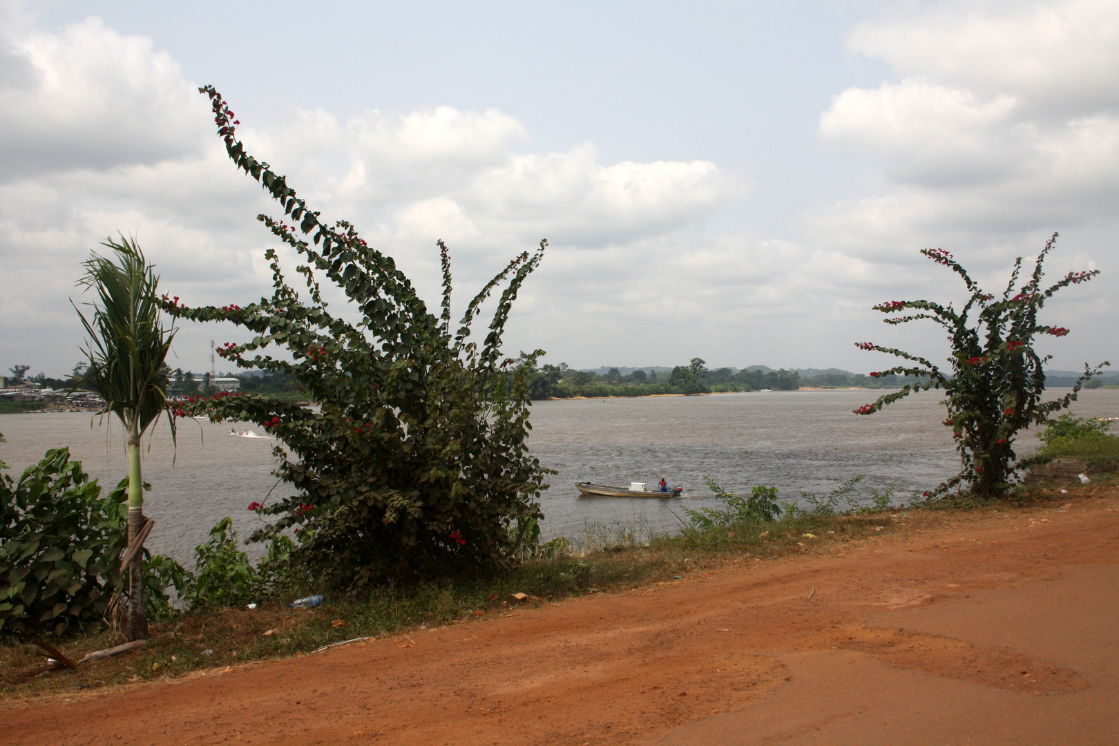 Lambarene am Fluss_Fischerboot