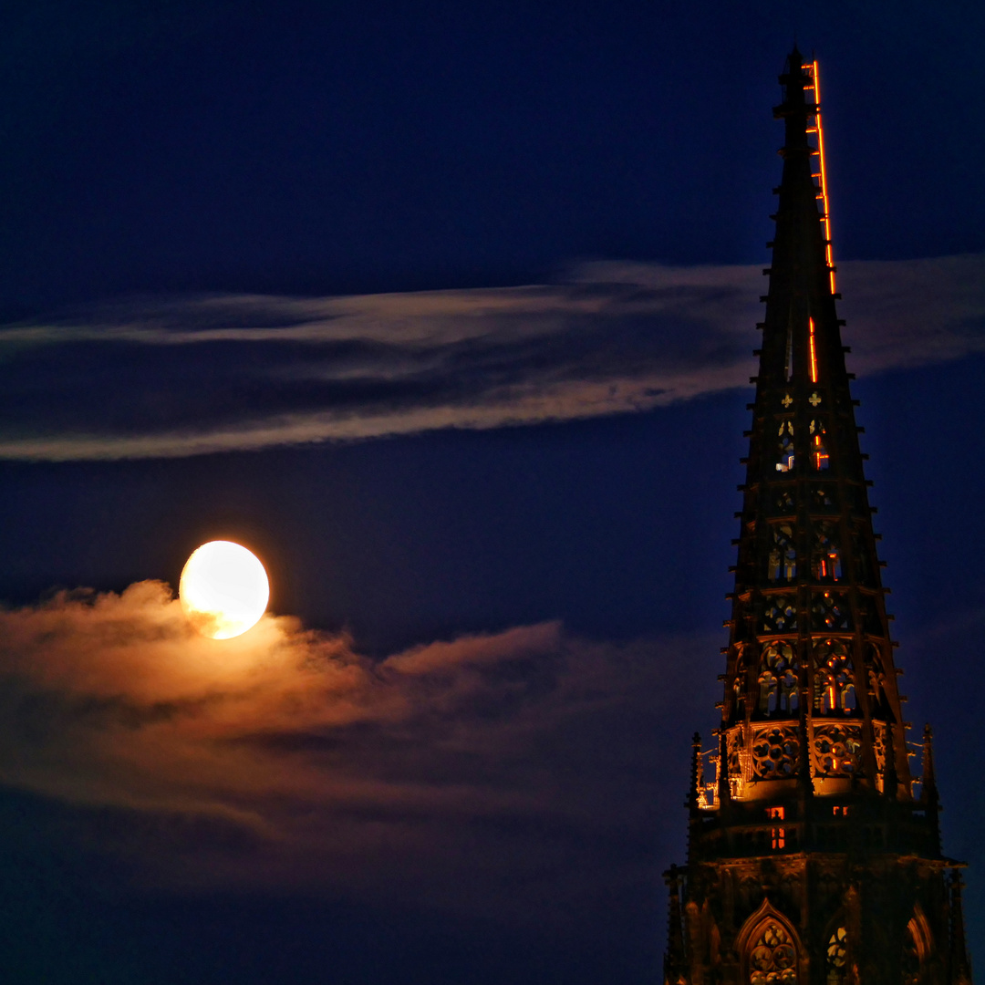 Lambertikirche mit Himmelsleiter im Mondlicht