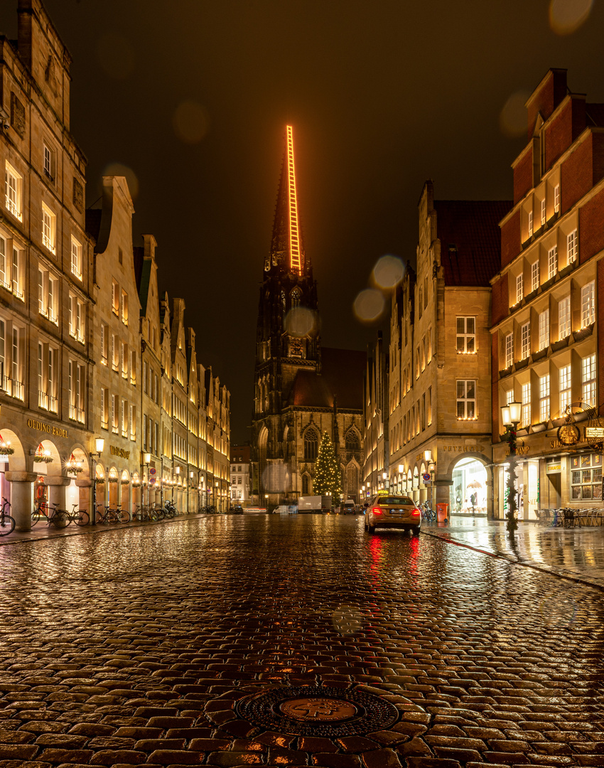 Lambertikirche mit Himmelsleiter im Münsteraner Regen