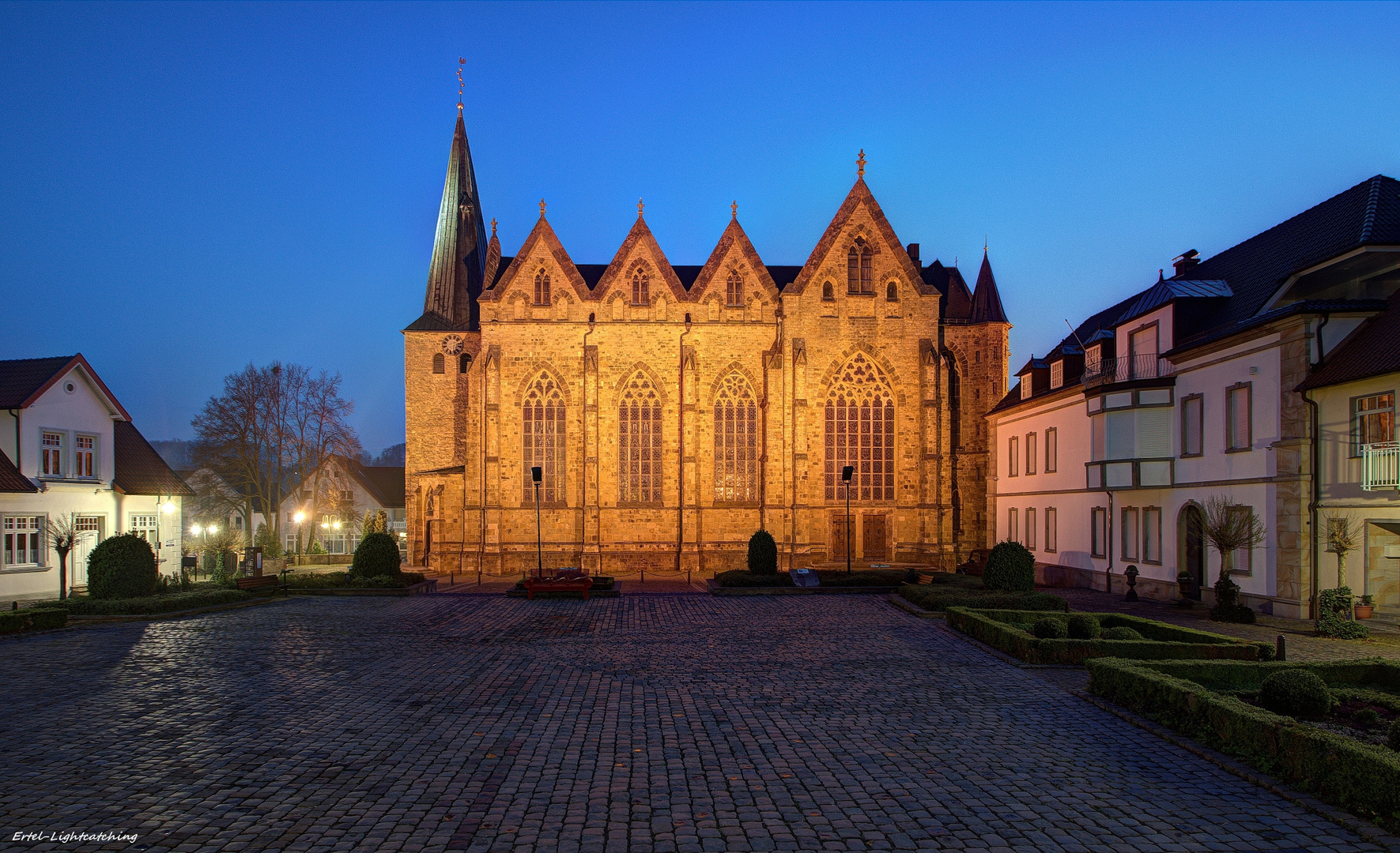 Lambertuskirche mit Marktplatz in der Dämmerung