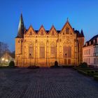 Lambertuskirche mit Marktplatz in der Dämmerung