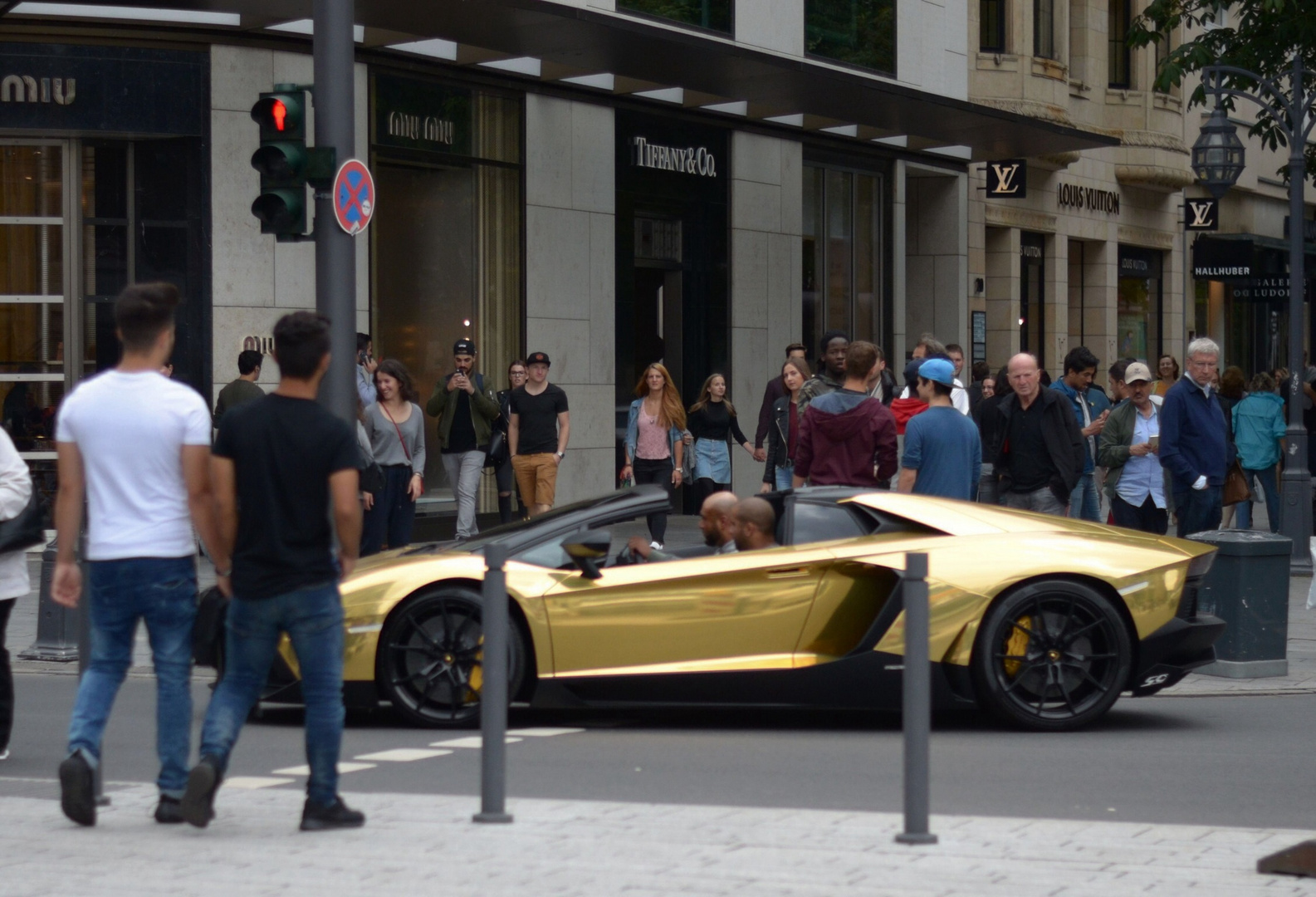 Lambo in chromgold