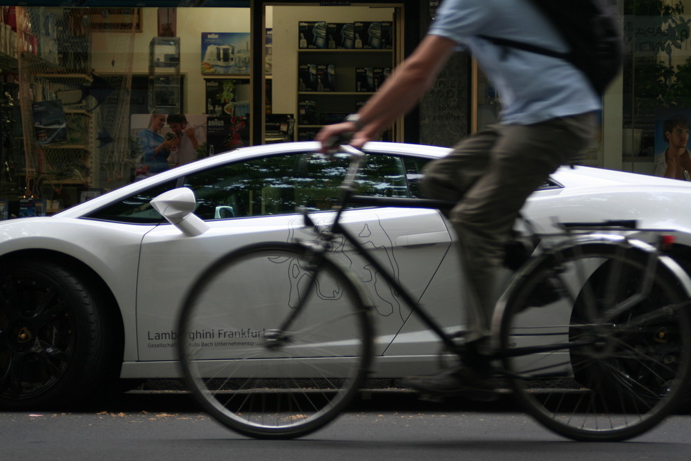 Lamborghini Gallardo LP560 vs Rennrad