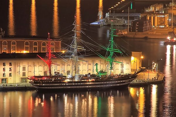 L'Amerigo Vespucci con tricolore