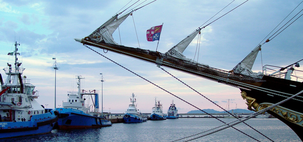 L'Amerigo Vespucci nel porto di Cagliari