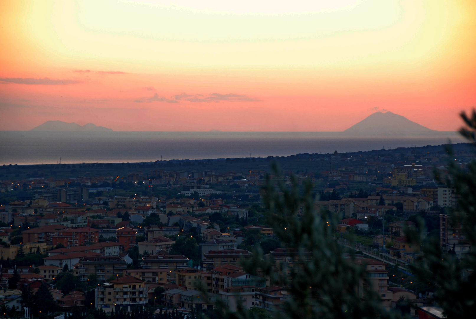 Lamezia Terme - Tramonto con vista sulle Eolie ( Vulcano-Lipari , Panarea e Stromboli)