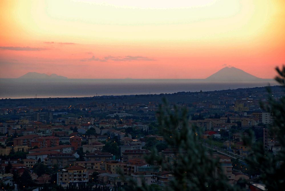 Lamezia Terme - Tramonto con vista sulle Eolie ( Vulcano-Lipari , Panarea e Stromboli)