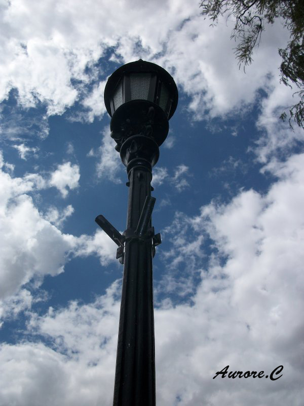 lampadaire dans les nuages