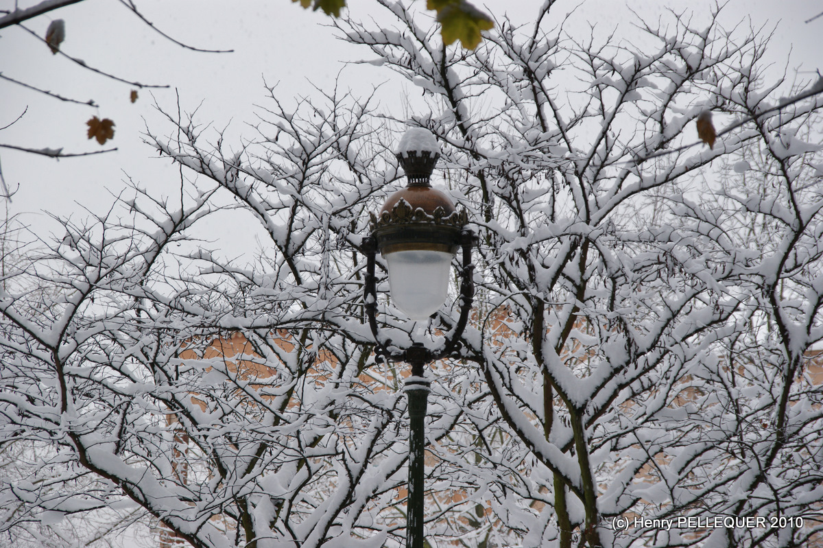 Lampadaire et son chapeau de neige