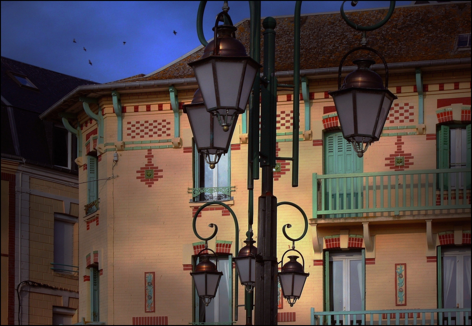 Lampadaires et façades balnéaires / Mers-les-Bains 