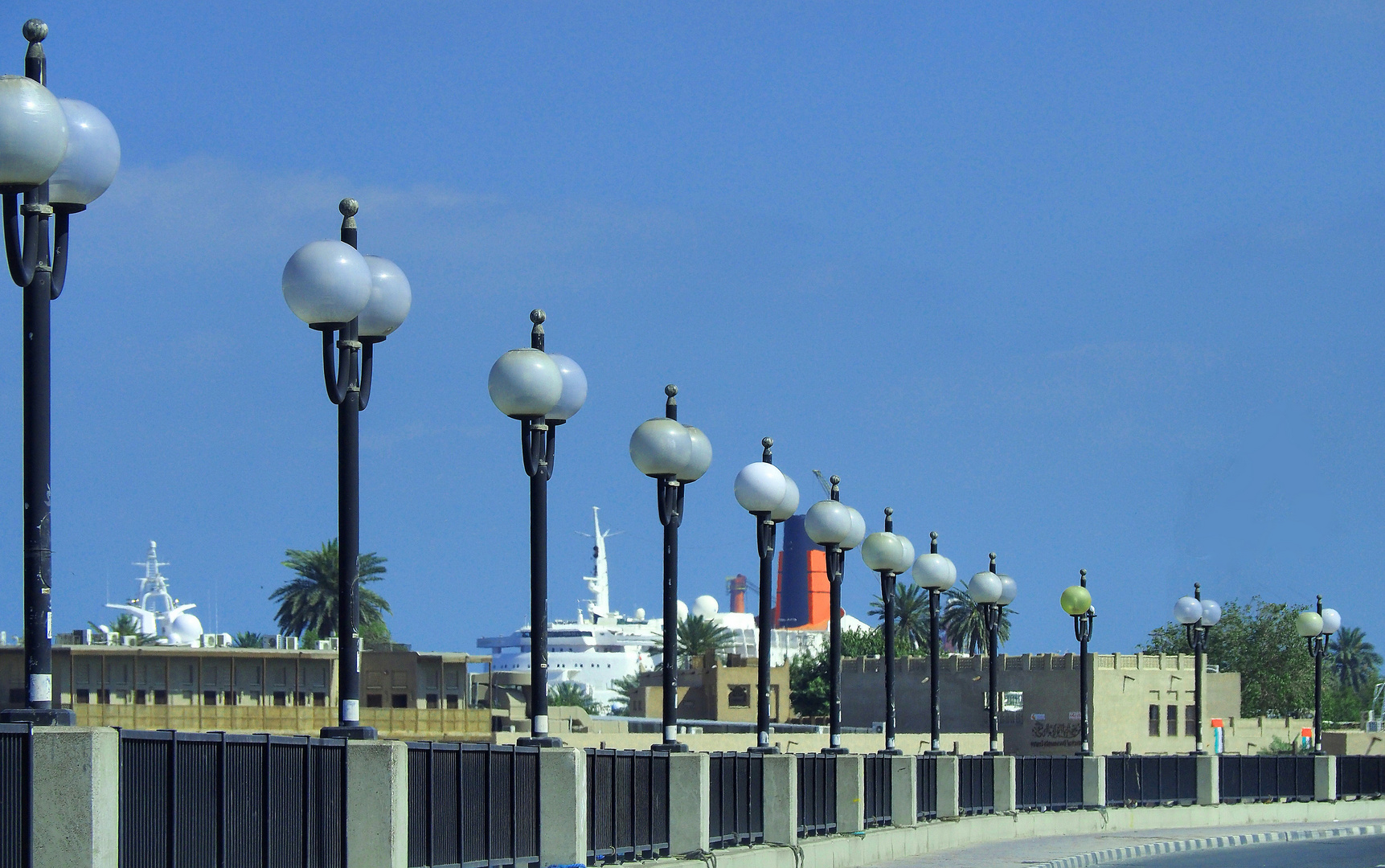 Lampadaires près du port de Dubaï