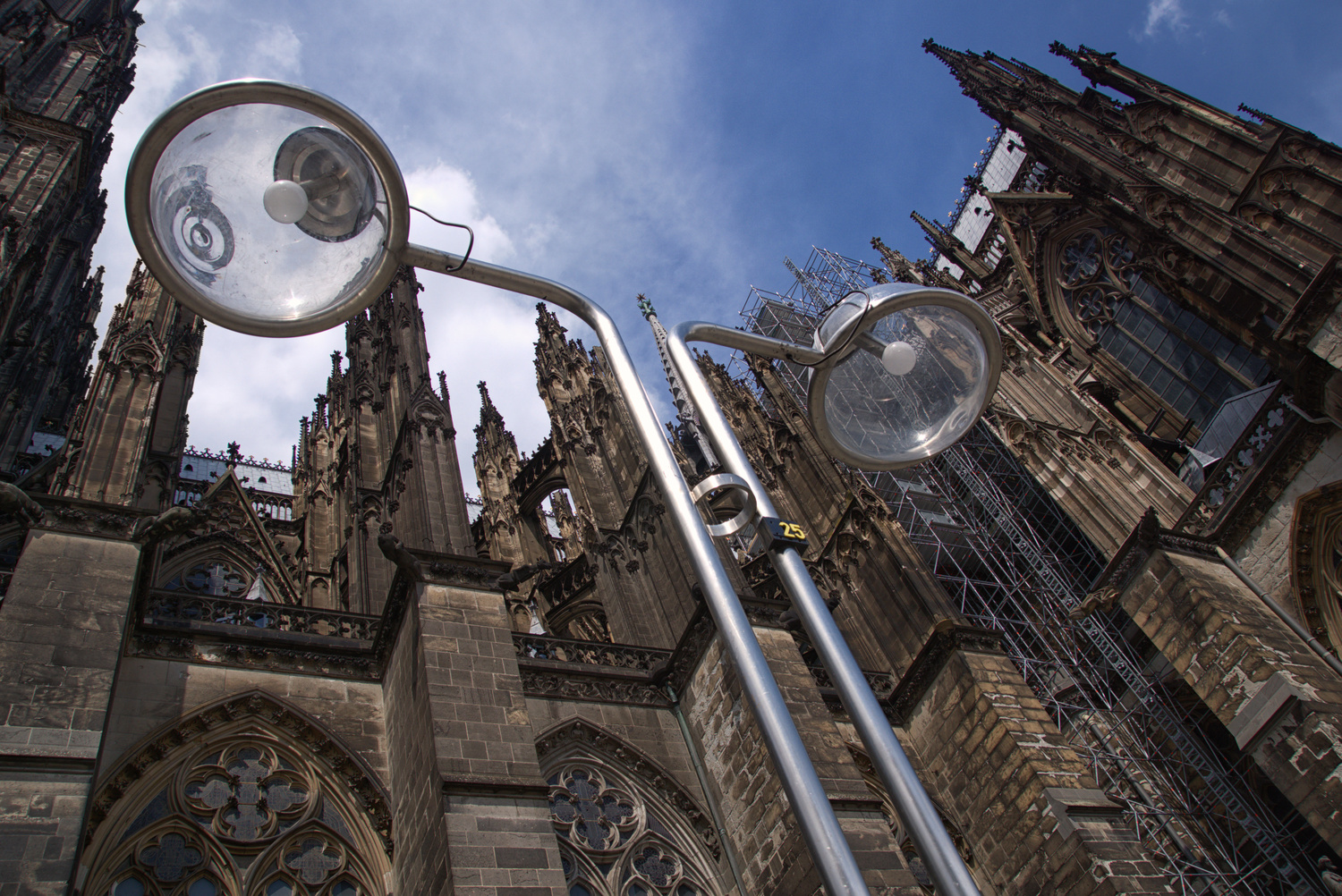 Lampe 25 vor dem Kölner Dom 