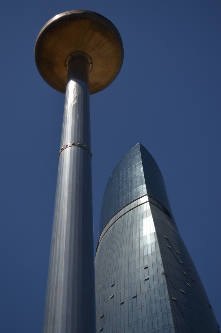 Lampe und Flammenturm (Baku/Aserbaidschan)