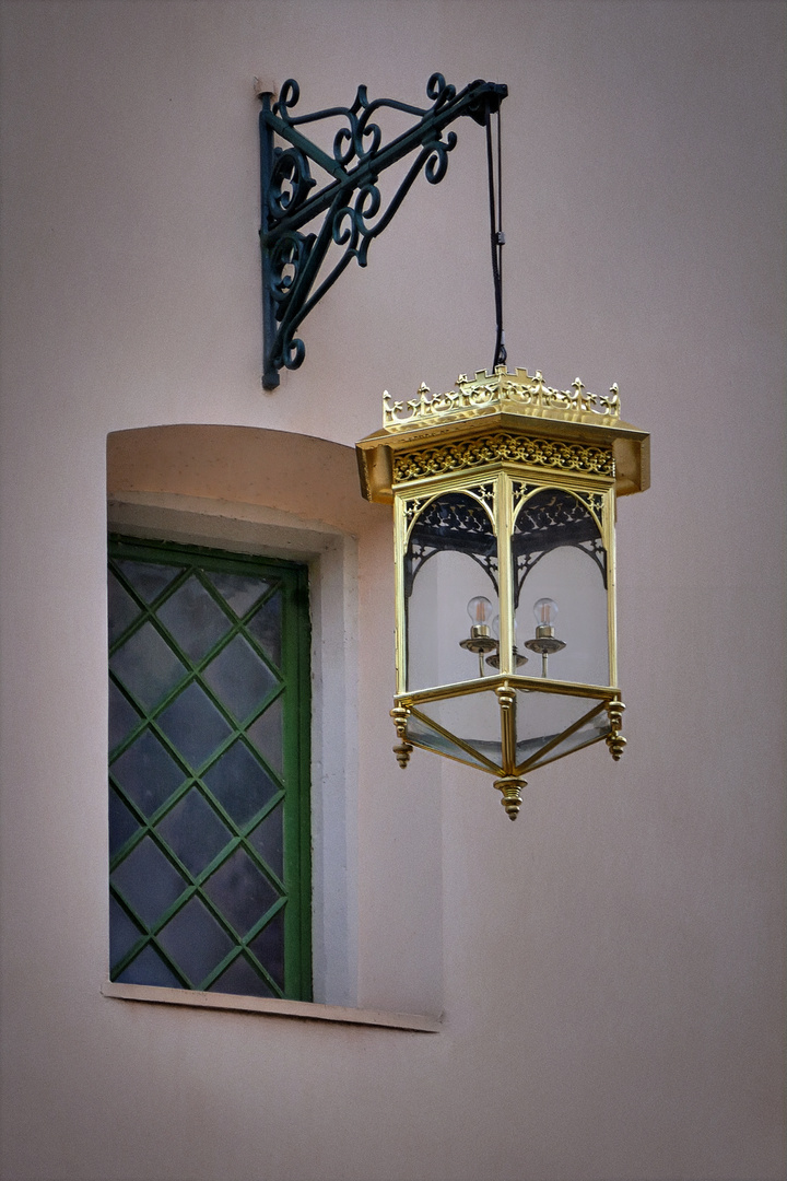 Lampe vor dem Fenster