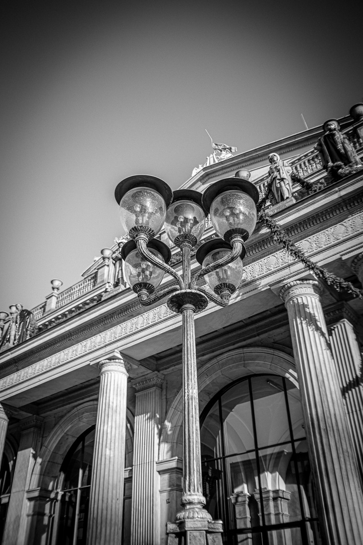 Lampe vor dem Opernhaus