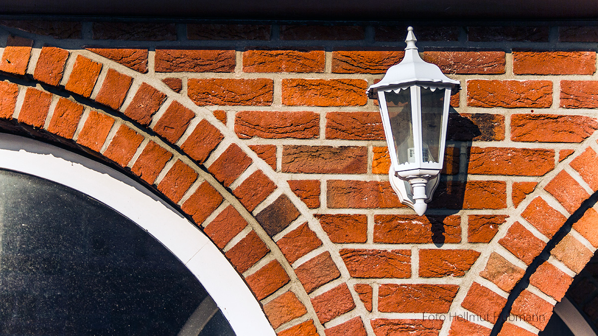 LAMPE ZWISCHEN DEN FENSTERN