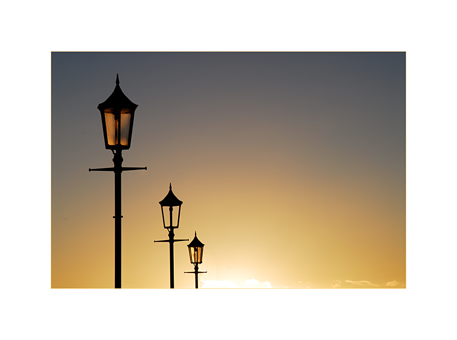 Lampen bei Sonnenaufgang