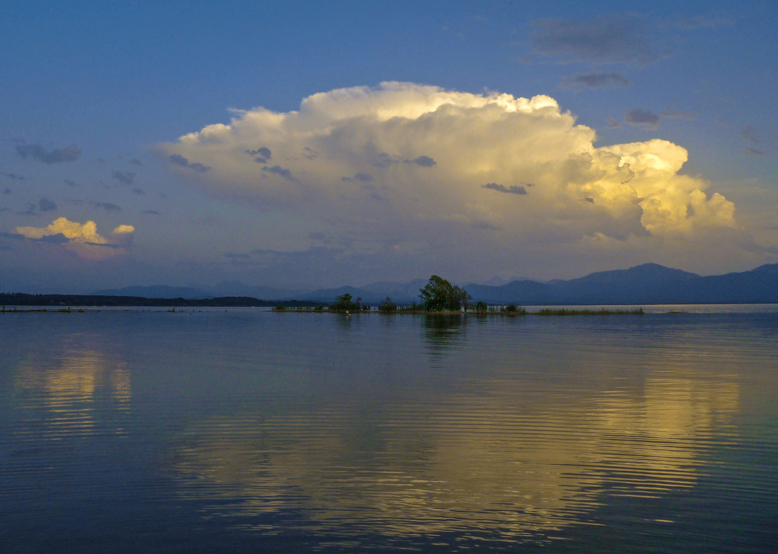 Lampenschirm über dem Chiemsee