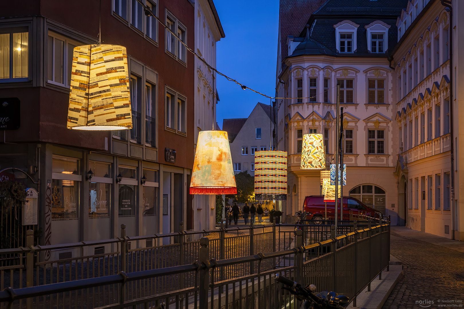 Lampenschirme an der Komödie