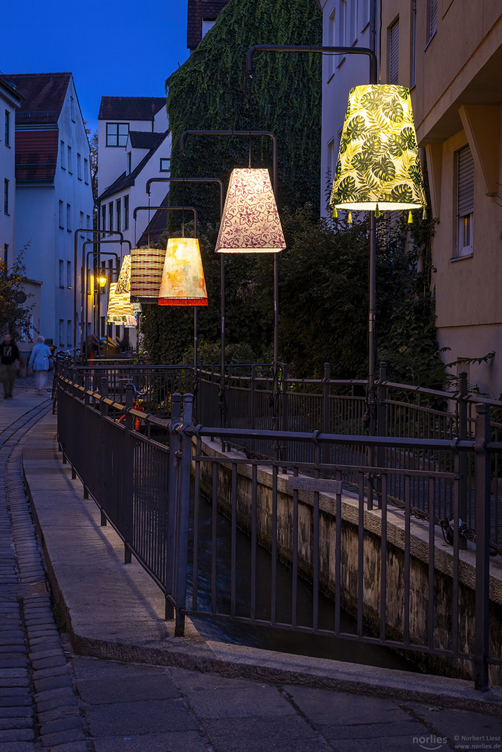 Lampenschirme über dem Kanal