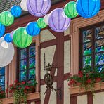 Lampion-Spiegelungen in den Scheiben vom historischen Gasthaus "Spinnrädl" in Kaiserslautern...