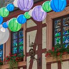 Lampion-Spiegelungen in den Scheiben vom historischen Gasthaus "Spinnrädl" in Kaiserslautern...