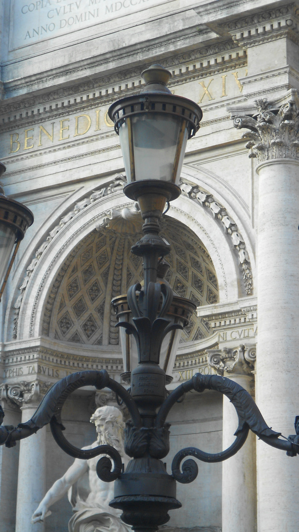 Lampione e particolare della fontana di Trevi