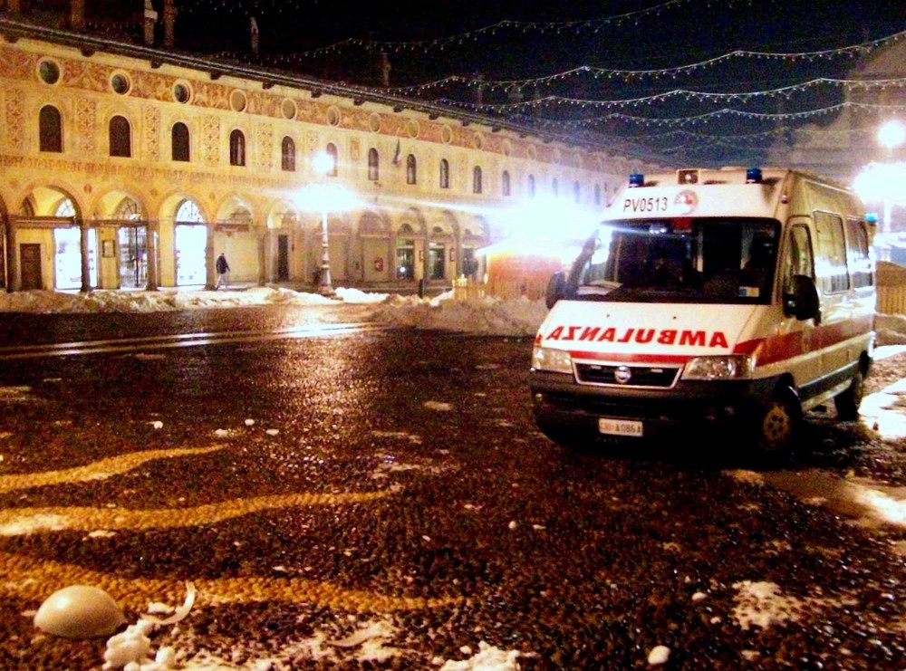 Lampione ferito a terra: presto occorre la barella!