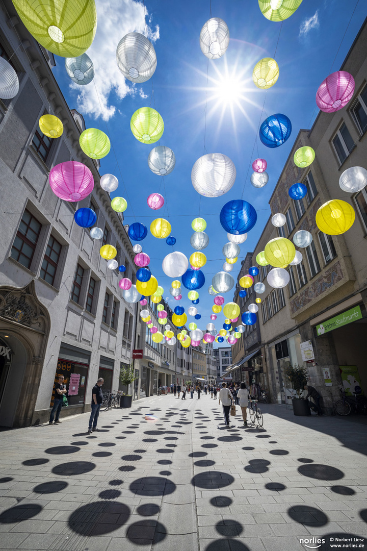 Lampions im Sonnenschein