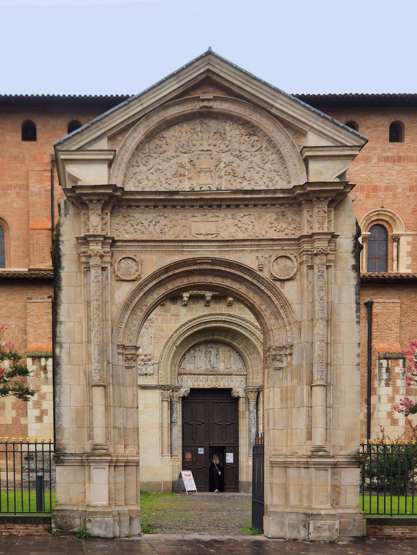 L’ancien portail de l’abbaye et la Porte Miègeville