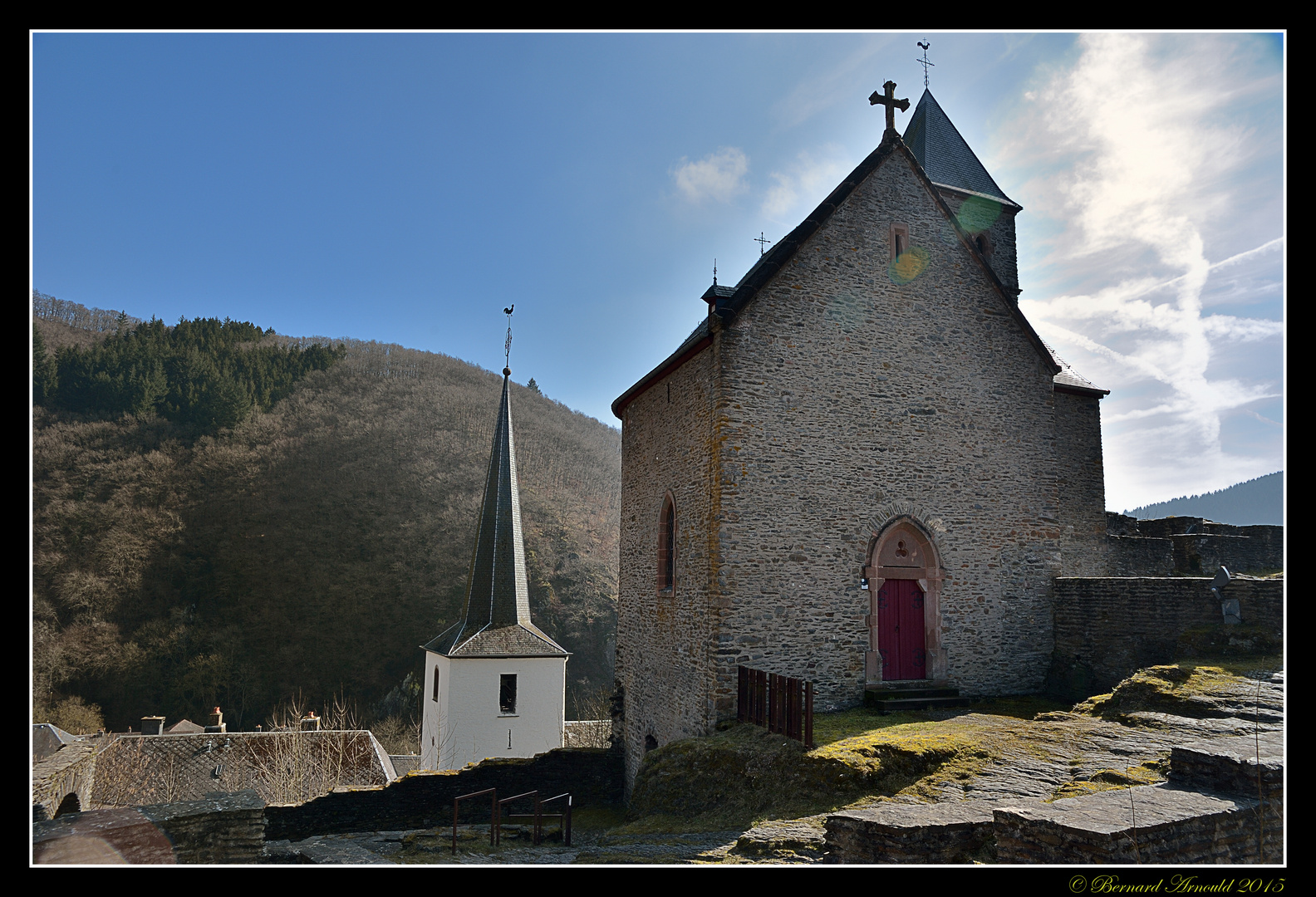 L'ancienne chapelle des ruines salue le nouveau clocher