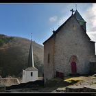 L'ancienne chapelle des ruines salue le nouveau clocher