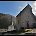 L'ancienne chapelle des ruines salue le nouveau clocher