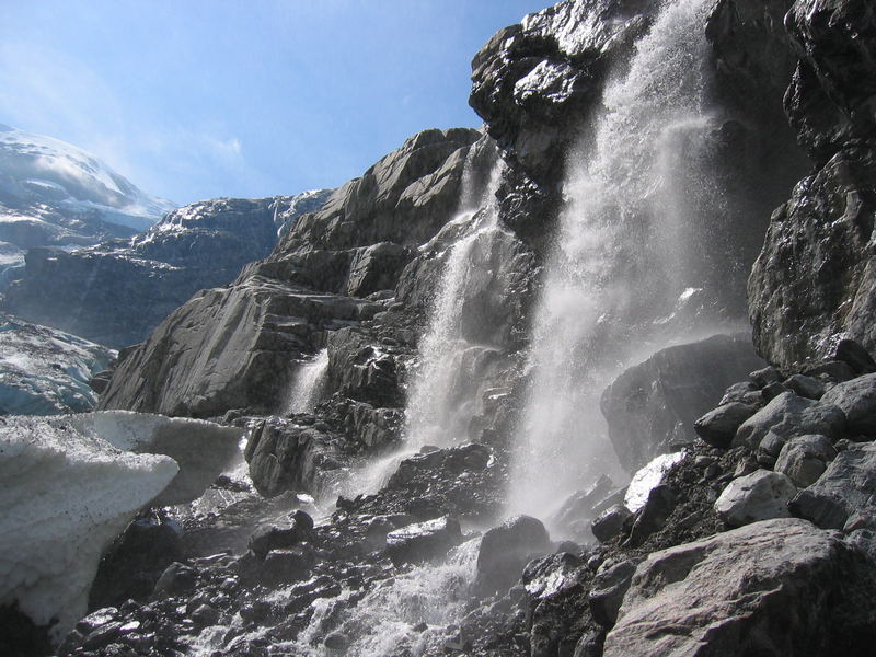 Land der stürzenden Wasser