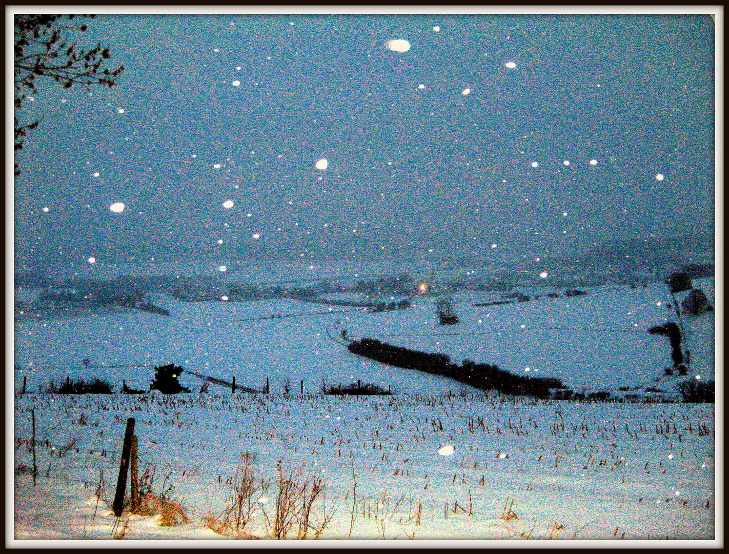 Land im Schnee weiß