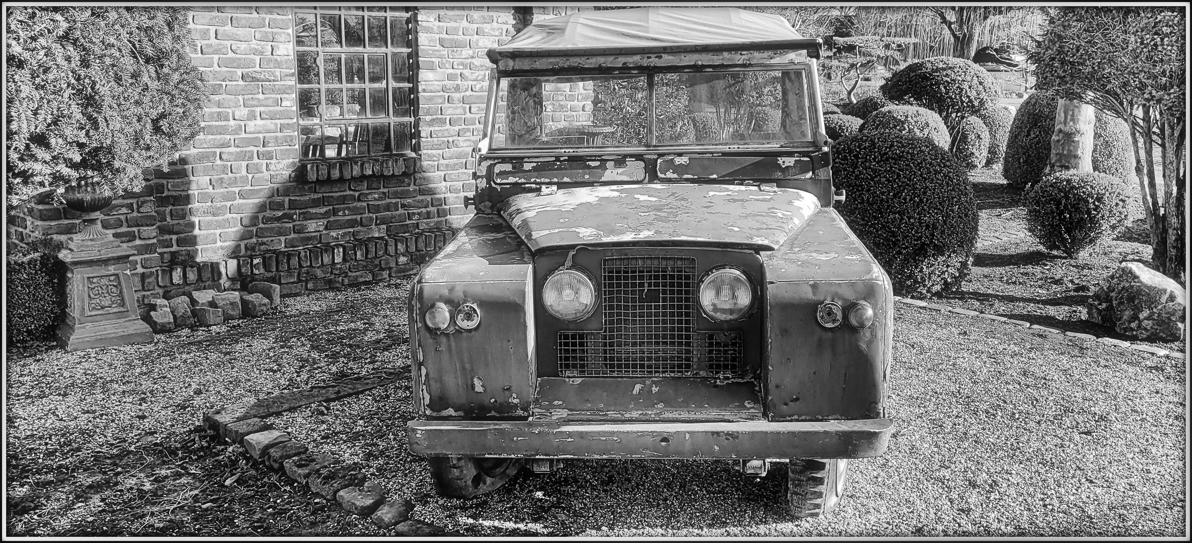Land Rover b)  - Rost in peace
