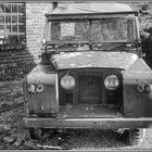 Land Rover b)  - Rost in peace